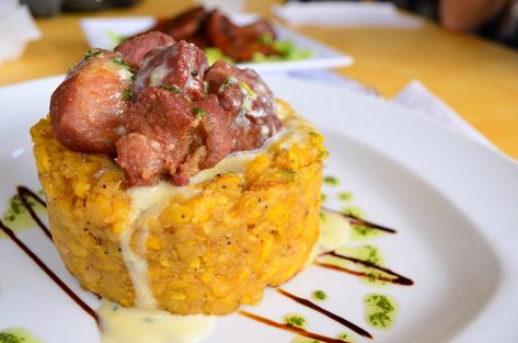 Our food is a lot like our culture: humble and unassuming in nature and yet a huge source of pride. Spanish Hamburger Recipe, Puerto Rican Mofongo, Puerto Rico Restaurants, Puerto Rican Food, Recetas Puertorriqueñas, Puerto Rico Food, Boricua Recipes, Rican Food, Pea Recipes