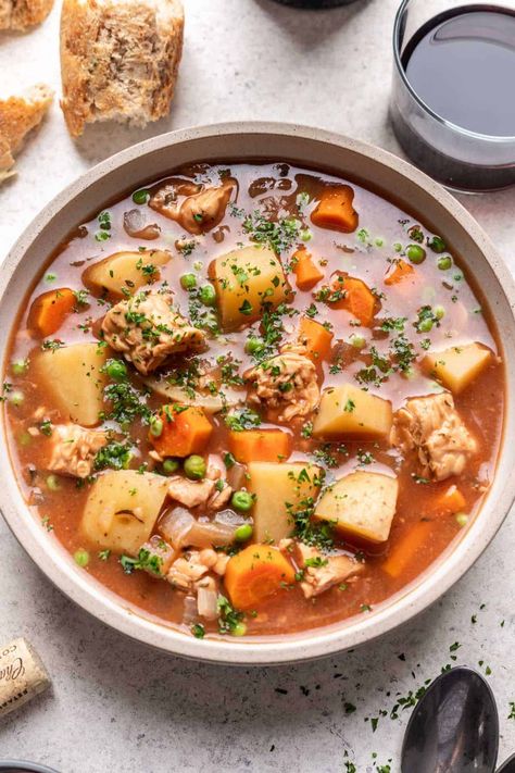 Bowl of vegan beef stew with wine and crusty bread. Vegan Beef Broth, Vegetarian Beef Stew, Vegan Beef Stew, Oven Roasted Potatoes Easy, Slow Cooker Recipes Beef Stew, Creamy Potatoes, Vegan Crockpot, Sweet Bourbon, Vegan Beef