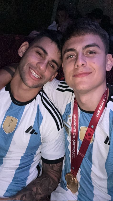 v 🇦🇷 en Twitter: "abro hilo de fotos del cuti romero en el festejo de hoy https://t.co/ueHSsxmuN8" / Twitter Dybala Hair, Cuti Romero, Argentina Players, Argentina Team, Ultras Football, Champions Of The World, Messi Argentina, Cute Asian Guys, National Football Teams