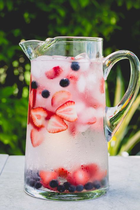 Infused Water - 3 Refreshing Flavors Resep Koktail, Flavored Waters, Fruit Infused Water Recipes, Flavored Water Recipes, Lemon Diet, Infused Water Recipes, Fruit Infused Water, Fruit Water, Snacks Saludables