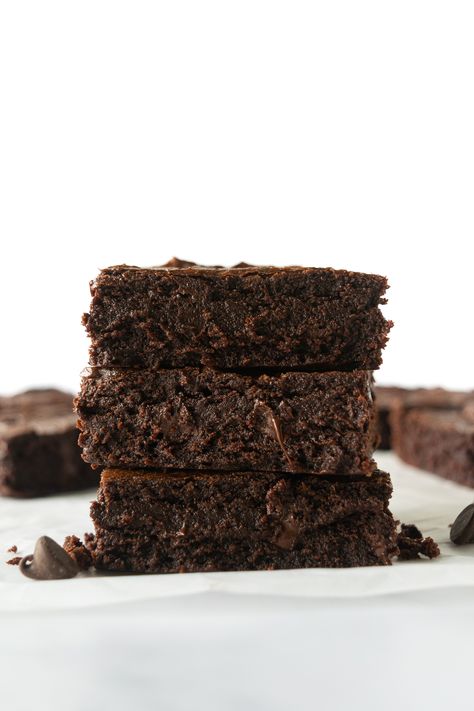 The search for the best brownie recipe is over– these homemade brownies are rich, chewy, and ultra-fudgy. After just one bite, you'll know why these brownies disappear so quickly from the dessert table. The best part: made in just 1 bowl! #brownies #homemadebrownies The Best Brownie Recipe, Homemade Brownie Recipe, Homemade Brownie, Best Brownie Recipe, Brownies Recipe Homemade, Homemade Brownies, Best Brownies, Brownie Recipe, First Bite