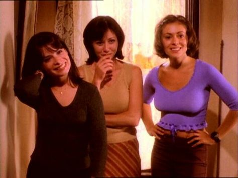 Season 1 Charmed Season 1, Alyssa Milano Charmed, Sabrina Spellman Style, Charmed Tv Show, Charmed Book Of Shadows, Charmed Tv, Holly Marie Combs, Charmed Sisters, Rose Mcgowan