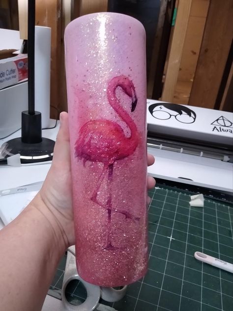 Flamingo Glitter Tumbler, Flamingo Tumbler Ideas, Snow Globe Tumbler Ideas, Flamingo Tumbler, Flamingo Cup, Tumbler Design Ideas, Cute Tumblers, Globe Tumbler, Tumblr Ideas