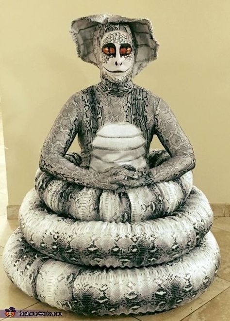 The Cobra Snake - 2017 Halloween Costume Contest The Cobra Snake, Funny Group Halloween Costumes, Halloween Costumes Women Scary, Snake Costume, Halloween Costumes Women Creative, Couples Costumes Creative, Best Group Halloween Costumes, Funny Couple Costumes, Funny Couple Halloween Costumes