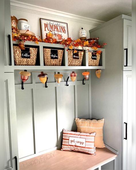 Mudroom Fall Decor Ideas, Fall Farmhouse Front Porch Ideas, Fall Porch Decor With Bench, Fall Mudroom Decor, Autumn Bloxburg, Entryway Bench Decor, Farmhouse Front Porch Ideas, Fall Bloxburg, Fall House