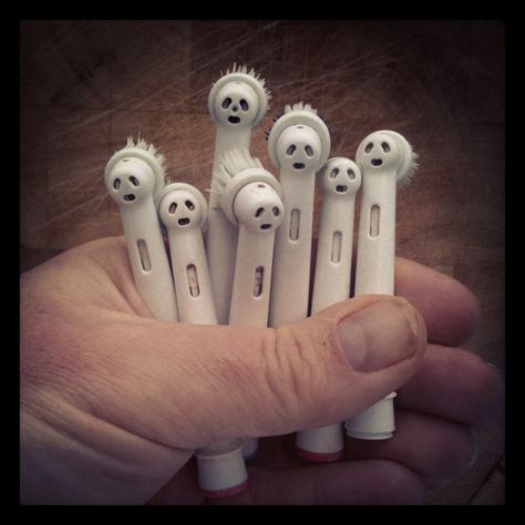 Faces in things - ...we've got them! Weird Hair, Things With Faces, Inanimate Objects, Dental Humor, Tooth Brush, Strange Places, Making Faces, Electric Toothbrush, Face Off