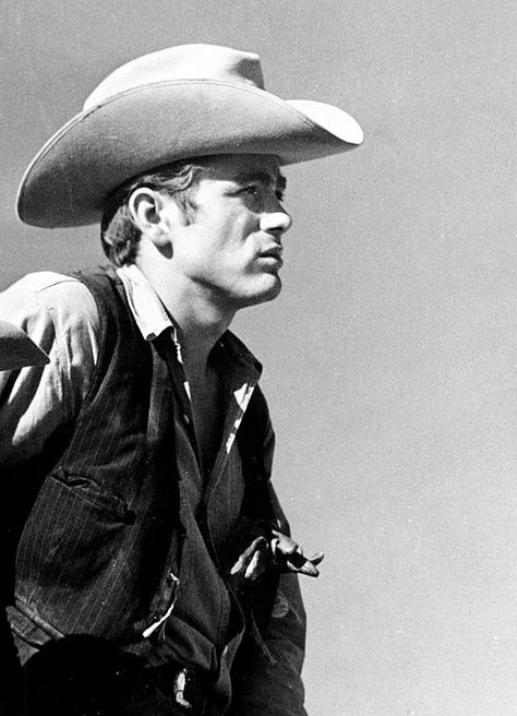 James Dean on the set of "Giant", (1956). Jim Stark, James Dean Photos, Joanne Woodward, Jean Seberg, Jane Russell, Behind Blue Eyes, Audrey Tautou, Jimmy Dean, Buster Keaton