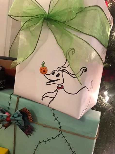 Nightmare Before Christmas Wrapped Gifts, Nightmare Before Christmas Gift Basket, Nightmare Before Christmas Wrapping, Christmas Wrapping Ideas, Nightmare Before Christmas Gifts, Nightmare Before Christmas Tree, Nightmare Before Christmas Ornaments, Gift Box Ideas, Nightmare Before Christmas Decorations