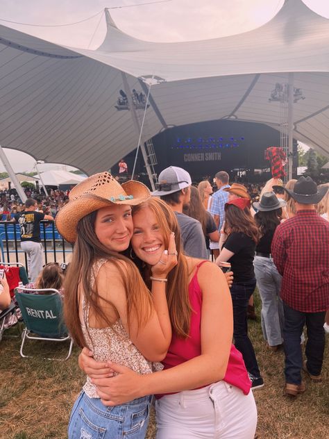 Bestie picture at a country concert! Group Poses, Stylish Photo Pose, Photography Games, Country Concerts, Country Concert, July 16, Photo Poses, Floppy Hat, Best Friends