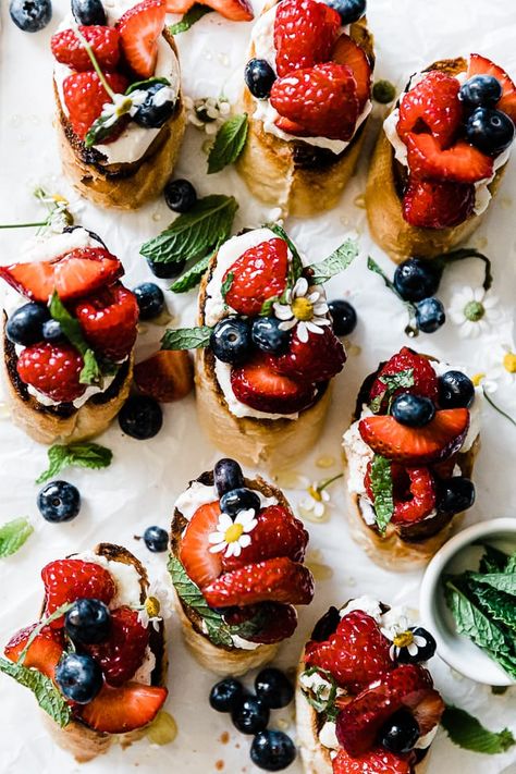 Berry Appetizers, Brushetta Appetizers, Corn Health Benefits, Ricotta Bruschetta, Summer Fruit Desserts, Toasted Baguette, Blueberry Juice, Bruschetta Recipe, Fruit Salsa