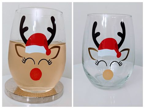 Adorable Holiday Reindeer Wine Glass that color changes with your favorite holiday cold beverage! Painted Wine Glasses Christmas, Holly And Ivy, Painting Glass Jars, Christmas Wine Glasses, Wine Glass Designs, Diy Wine Glasses, Decorated Wine Glasses, Christmas Glasses, Wine Glass Crafts