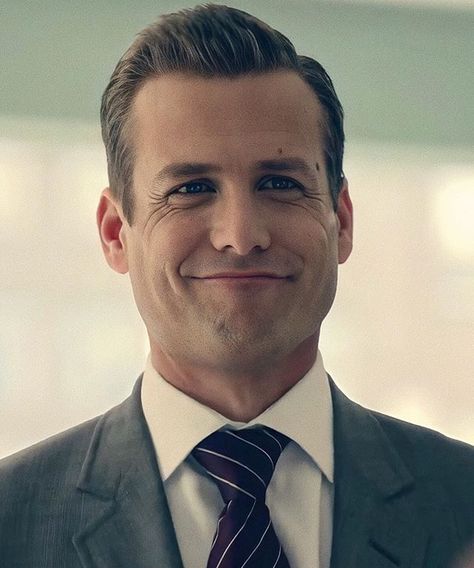 Suits Gabriel Macht, Harvey Specter Hairstyle, Harvey Specter Smile, Harvey Specter Season 1, Harvey Specter Haircut, Harvey Specter Aesthetic, Gabriel Macht Suits, Suits Harvey Specter, Suits Season 1