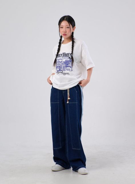 Codibook Style, Ulzzang Fashion Casual, University Wardrobe, Denim Outfit Women, Trousers Women Casual, Japan Outfit, Graphic Material, Graphic Print Shirt, Chill Fits