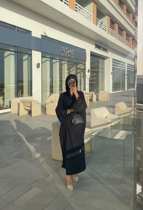 Open Abaya Outfit, Emirati Abaya, Abaya Aesthetic, Wattpad Vibes, Embroidery Abaya, New Hijab, Abaya Black, Black Cloak, Black Abaya