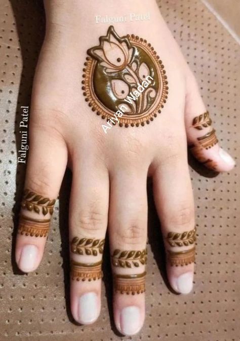 Back Hand Mehndi Designs Minimal, Very Small Mehendi Designs, Mehendi Small Hands, Mehandi Wrist Design, Buta Mehandi Design, Lotus Mehndi Design Minimal, Dubai Mehandi Design, Gopi Tilak, Lotus Mehendi Design