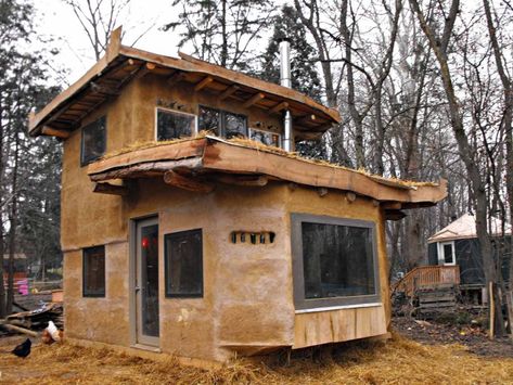 Uncle mud's cob house, I built a cottage for the local suburban farm outside Cleveland Ohio. It took 2.5 of us and some weekend volunteers about three months to build Suburban Farm, Green Roof Building, Eco Buildings, Mud House, Little Cottages, Outdoor Bath, Micro House, Cob House, Earth Homes