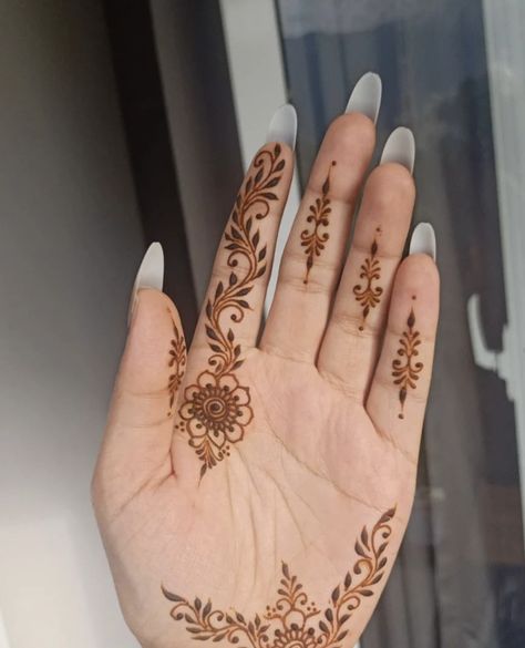 Simple Henna Designs Hand, Small Henna Designs, Small Henna, Henna Designs Wrist, Henna Inspired Tattoos, Henna Tattoo Hand, Henna Tattoo Designs Hand, Simple Henna Tattoo, Beginner Henna Designs