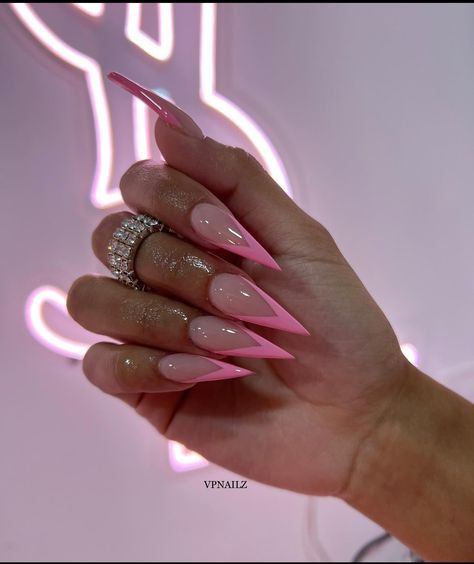 Bodysuit Looks, Pink French Tip Stiletto Nails, Cute Stilleto Nails, French Tip Stilleto Nail, Pink Pointy Nails, Birthday Stiletto Nails, Pink Nails Pointy, Medium Stiletto Acrylic Nails, Pink Nails Stiletto