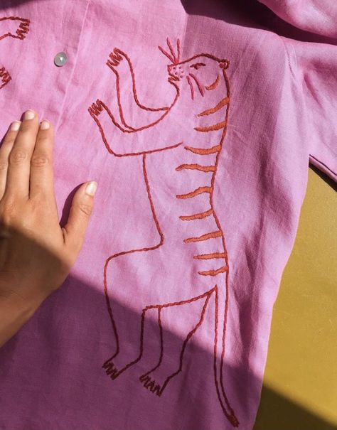 Minimalist Embroidery, Embroidered Tiger, Clothes Embroidery Diy, Animal Embroidery Designs, Tiger Shirt, Beginner Sewing Projects Easy, Embroidery On Clothes, Animal Embroidery, Modern Embroidery