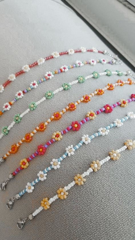 String Bracelets Patterns, Stuff To Do In Summer, Bead Brackets, Bracelets To Sell, M Crafts, Tiny Bead Bracelet, String Bracelet Patterns, Clay Bead Bracelets, Cute Friendship Bracelets