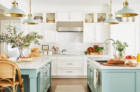 Serena & Lily on Instagram: “We're dreaming of enjoying brunch in this stunning kitchen designed  @chaunceyboothbyinteriors. Photo: @readmckendree #serenaandlily…” Teal Island, Three Season Room, Teal Kitchen, Shingle Style Homes, Maine Vacation, Serena Lily, Pretty Kitchen, New England Homes, White Kitchen Cabinets