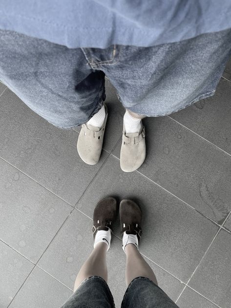 Mocha Boston Birkenstock Outfit, Crocs Aesthetic Outfit, Matching Crocs, Matching Couple Shoes, Matching Shoes For Couples, Crocs Outfit Men, Crocs Aesthetic, Crocs With Charms, Jesus Sandals