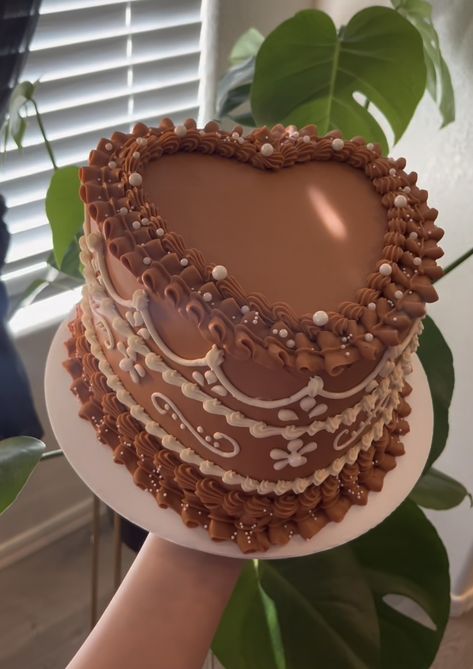 Brown heart cake with pearls Aesthetic Cakes Heart, Cute 50th Birthday Cakes, Barro Cake Ideas, Chocolate Heart Shape Cake, Shades Of Brown Cake Ideas, Cow Heart Cake, Brown Heart Cake, Golden Year Birthday Cake, Old Fashion Cakes