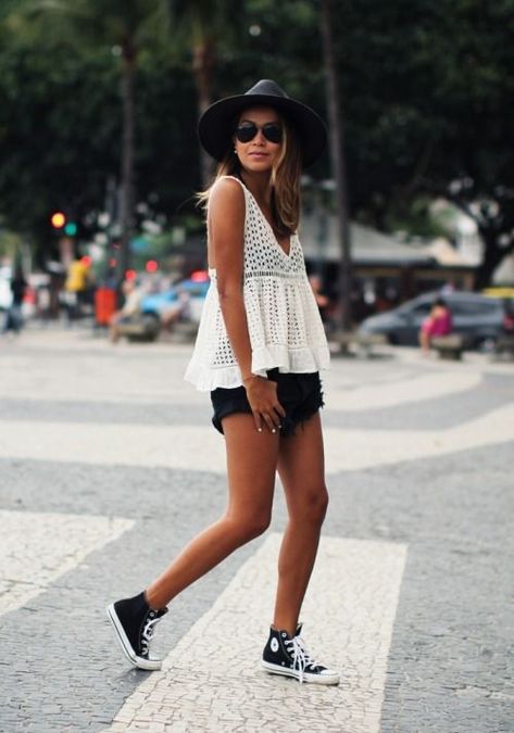 black high top converse - summer festival Mode Coachella, High Tops With Shorts, Travel Outfit Spring, Skirt Labuh, Look Con Short, High Top Converse, Sincerely Jules, Outfits With Converse, White Converse