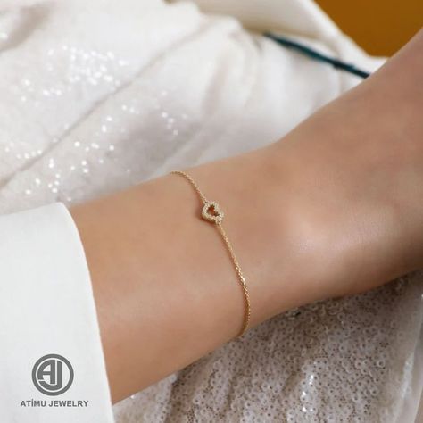 + PRODUCT FEATURES Material --> 14k/18k Gold (Not Gold Filled or Gold Plated) Gold Color --> Gold / Rose Gold / White Gold Closure --> Spring Ring Chain width --> 1.2 mm + PRODUCT INFORMATION IN THE IMAGE Material --> 18k Gold Gold Color --> Gold Chain length --> 8inch (7 inch + 1 inch) + PERSONALIZATION If you have a different request regarding the product, please contact us + ORDERS & SHIPPING Your orders will be shipped with UPS Express Shipping Heart Bracelet Gold, Personalized Gold Jewelry, 18k Gold Bracelet, Bracelet Rose Gold, Ring Chain, Luxury Necklace, Rose Gold White, Rose Gold Bracelet, Etsy Products