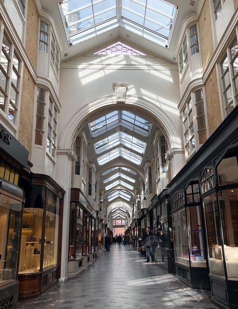 The Mall London, London Shopping Mall Video, Small Shop Interior, Complex Building, Regency London, London 2022, Burlington Arcade London, Burlington Arcade, Heritage Building