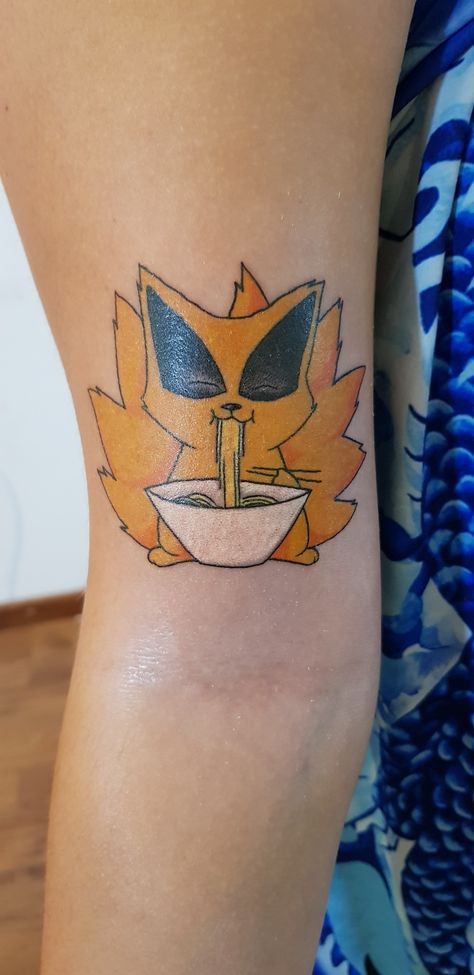 Kurama de Naruto, comiendo ramen Naruto Ramen Tattoo, Kurama Tattoo, Bestie Tats, Kurama Naruto, Naruto Tattoo, Naruto Anime, Mehendi Designs, Naruto Uzumaki, Arm Tattoo