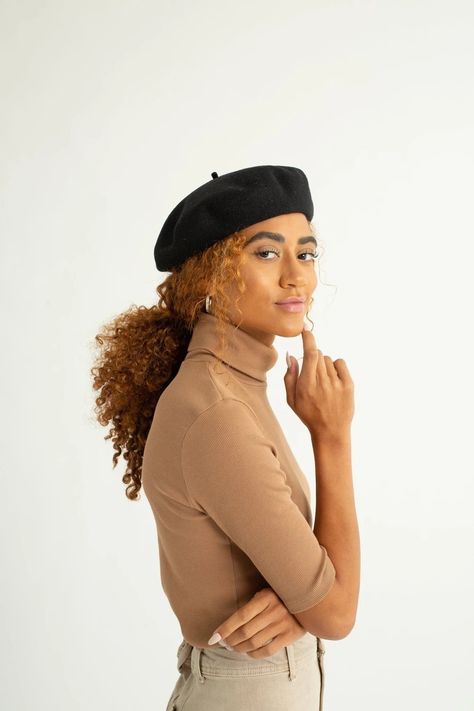 Beret Curly Hair, Berrets Outfits, Baret Outfit, French Hats, How To Wear A Beret, Beret Outfit, Beret Black, Artist Ideas, Hair Protection