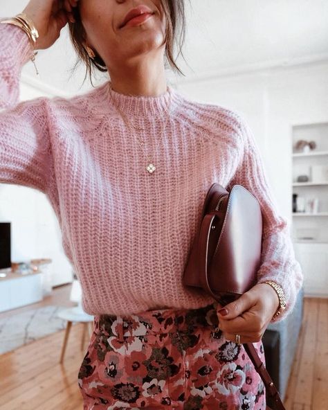 Boho Pink Outfit, Mauve Pink Outfits, Blush Sweater Outfit, Blush Pink Outfits Ideas, Pink Sweater Outfit Winter, Winter Outfits Pink, Blush Pink Outfit, Wellness Fashion, Pink Sweater Outfit