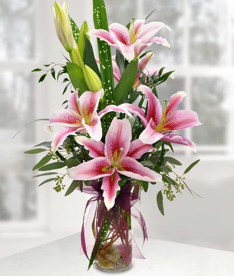 S Lily Arrangement, Lily Centerpieces, Spring Floral Arrangements, Lily Bouquet, Anniversary Flowers, Stargazer Lily, Flower Arrangements Simple, Holiday Flower, Flower Arrangements Diy