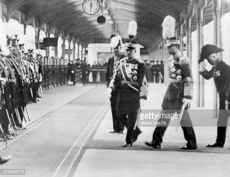 Puyi Kangde Emperor of Manchukuo on a state visit to Japan Puyi welcomed by Emperor Hirohito of Japan arriving at Tokio Central Station Weltbild Hirohito Emperor, Reading Philosophy, Emperor Hirohito, Ww2 Photos, Thumbs Down, Central Station, Stock Pictures, Royal Family, Demon Slayer