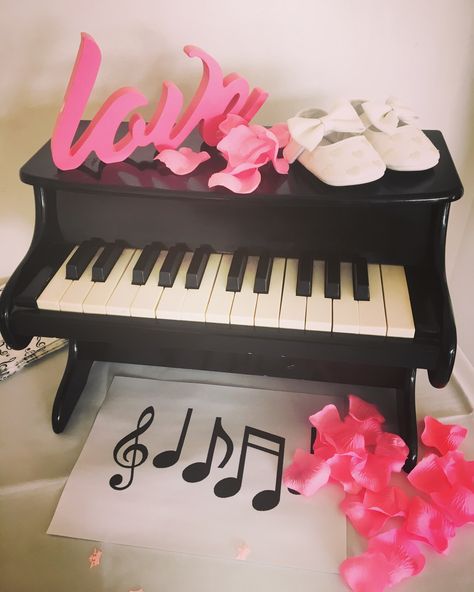 Musical themed baby shower - baby piano Gender Reveal Music Theme, Music Themed Gender Reveal, Creative Baby Shower Themes, Shower Music, Baby Piano, Music Themed Parties, Pink Music, Creative Baby Shower, Musical Theme