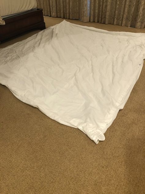 How to put a duvet insert into a duvet cover. New Bed, Bed Linens, New Beds, Be Happier, So Nice, Duvet Insert, Futon, Easy Steps, Easy Step