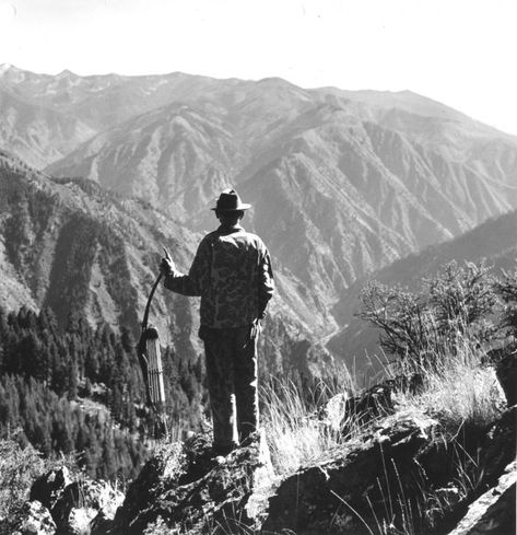 vintage man with bow and arrows looking over mountain valley canyon Traditional Bowhunting, Fred Bear, Survival Bow, Bear Archery, Primitive Survival, Traditional Bow, Art Of Manliness, Bowfishing, Traditional Archery