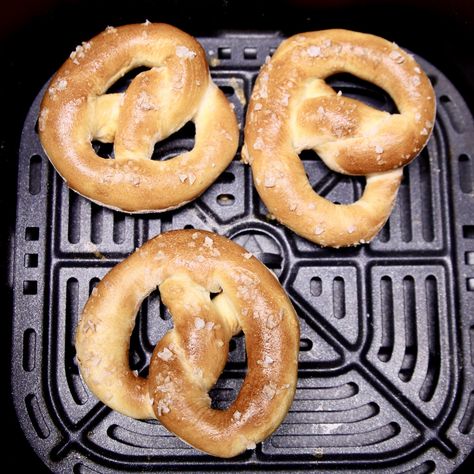 Homemade Yeast, Soft Pretzel Recipe, Mall Food Court, Yeast Dough, Homemade Soft Pretzels, Air Fried Food, Air Fryer Oven Recipes, Air Fry Recipes, Pretzels Recipe