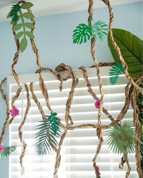 These are handmade vines made out of brown paper lunch bags glued together and twisted. I added some 🌿’s and 🌸’s for a pop of color and a… Diy Vines, Jungle Book Birthday Party, Jungle Book Birthday, Tropisk Fest, Jungle Book Party, Vetenskapliga Experiment, Book Birthday Parties, Jungle Theme Classroom, Vine Garland