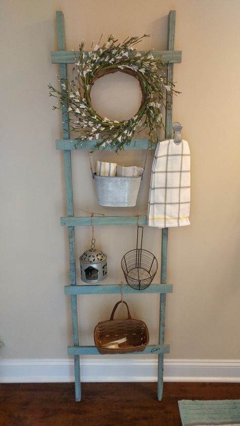 Ladder Outdoor Decor, Ladder Ideas, Barn House Interior, Kitchen Ladder, Ladder Storage, Farm Crafts, Blanket Ladder, Guest Bathroom, Barn House