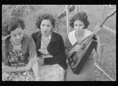 6. A group of friends just hanging out and playing some music in Plaquemines Parish, 1935. Louisiana Creole Language, Creole People, Plaquemines Parish, Gotham Memoirs, Creole Culture, Idda Van Munster, Kat Diy, Louisiana Creole, Louisiana History