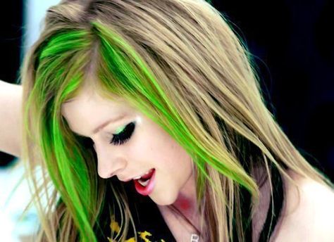 green hair Dark Green Hair Dye, Green Hair Extensions, Black To Blonde Hair, Neon Green Hair, Surf Hair, Hair Color Images, Dark Green Hair, Green Hair Dye, Hair Streaks