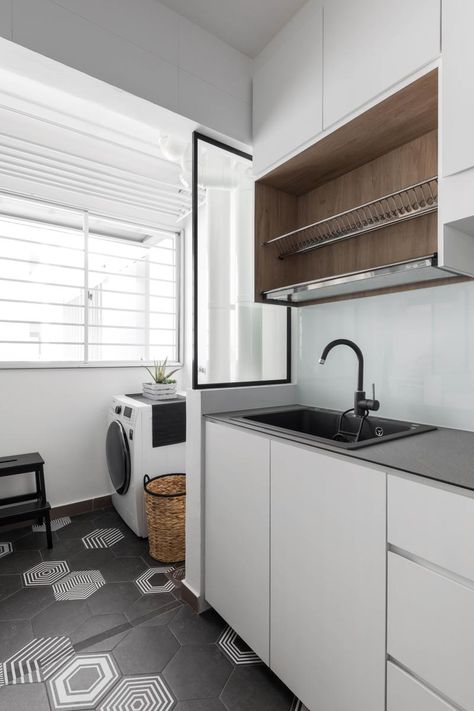 This Family’s 4-Room HDB in Boon Keng is Cosy, Cool & Smart; (pictured) the kitchen and service yard. - Qanvast #singaporehomes #singaporehdb #serviceyard #kitchenideas Wet And Dry Kitchen Ideas Hdb, Laundry And Wet Kitchen, Kitchen Yard Ideas, Service Kitchen Ideas, Service Balcony Hdb, Laundry Next To Kitchen, 4room Hdb Design, Small Service Yard Hdb Ideas, Hdb Room Ideas