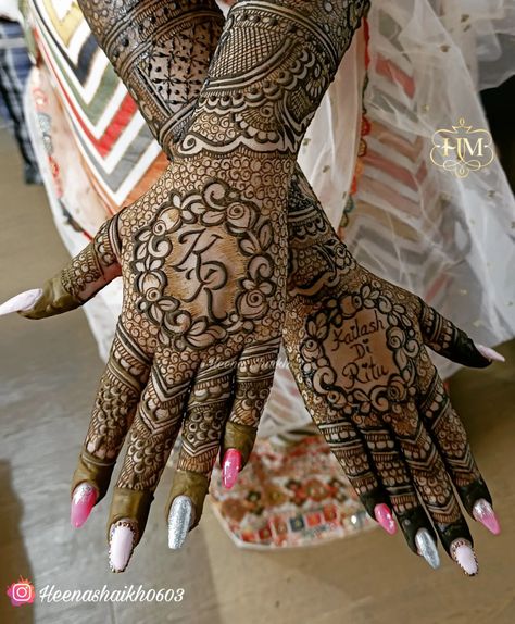 Bridal Mehndi Designs With Groom Name, Mehendi Designs With Names, Groom Name In Mehndi Design, Bridal Mehndi Designs With Names, Name Mehandi Designs, Mehendi Designs For Hands Bridal, Engagement Mehndi Designs Back, Engagement Mehndi Designs For Bride, Engagement Mehndi Designs Unique