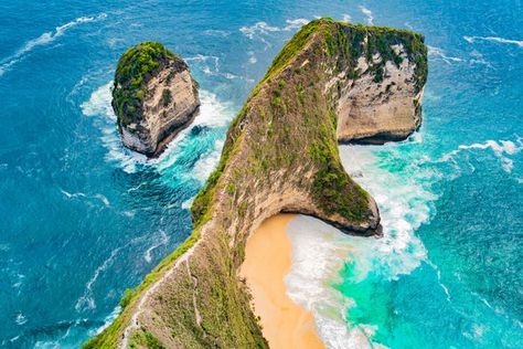 Enjoyed stopping by the infamous Kelingking Beach on Nusa Penida Island (Bali, Indonesia) earlier this month. Breathtaking piece of landscape! Bali Landscape, Penida Island, Kelingking Beach, Bali Beach, Beach Pic, Bali Beaches, Amazing Landscapes, Nusa Penida, Beach Landscape