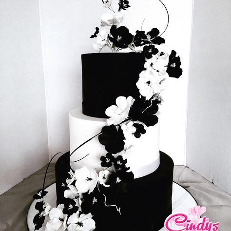 Wedding Cake With Black Flowers, Black White And Silver Wedding Cake, Black And White Wedding Cake Ideas, Black And White Wedding Cake Elegant, Black And Grey Wedding Theme, White Black Wedding Cake, White And Black Wedding Cake, Black And White Wedding Theme Classy, Wedding Cake Ideas Elegant