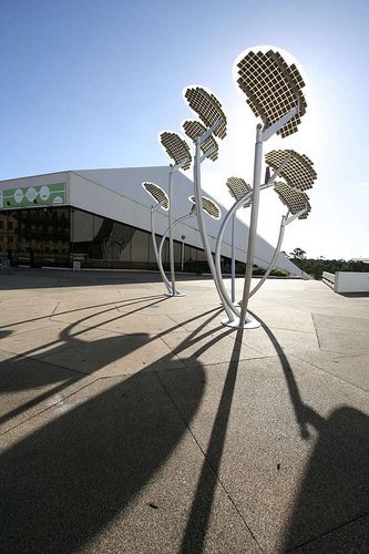 solar trees, Adelaide Festival Centre Plaza, Adelaide, Australia - photovoltaic panels to recharge their batteries during the day. They light up and cycle through different colours at night Urban Lighting Design, Solar Tree, Ross Lovegrove, Solar Energy Diy, Urban Lighting, Metal Sculptures, Photovoltaic Panels, Best Solar Panels, Solar Technology