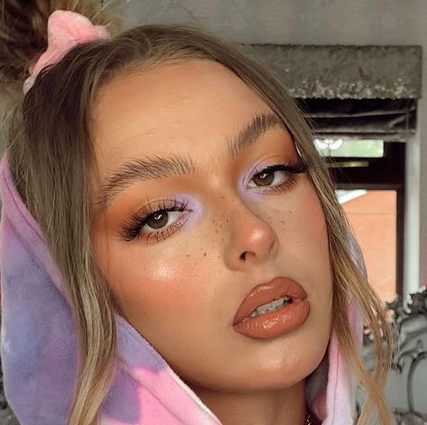 Subtle Colored Eyeshadow, Subtle Purple Eyeshadow Looks, Simple Lavender Makeup Looks, Simple Color Eyeshadow Looks, Pastel Purple Eyeshadow Looks, Subtle Color Eyeshadow Looks, Pale Purple Eyeshadow, Everyday Colorful Eyeshadow, Minimal Purple Eyeshadow