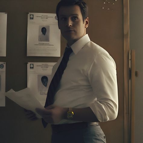 Jonathan Groff Mindhunter, Mind Hunter, Holden Ford, Jonathan Groff, King George Iii, Police Detective, George Iii, King George, Shirt Sleeves